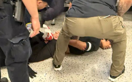 भारतीय छात्र हथकड़ी में और जमीन पर पटक दिया गया – वीडियो वायरल, भारी विरोध