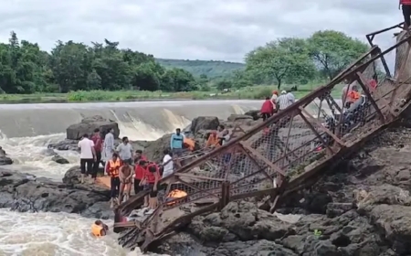 पुणे में इंद्रायणी नदी पर बना 30 वर्ष पुराना पैदल पुल ढहा — 4 की मौत, 51 घायल, 1 लापता