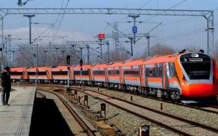 भारतीय रेलवे 1 जुलाई से यात्रियों से किराया थोड़ा बढ़ा रहा है: