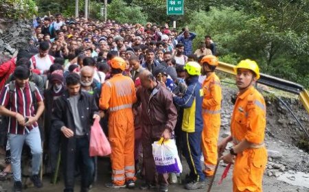 “केदारनाथ हाईवे पर लैंडस्लाइड, यात्री फंसे — SDRF/ NDRF को बचाते हुए निकालने में जुटा प्रशासन”