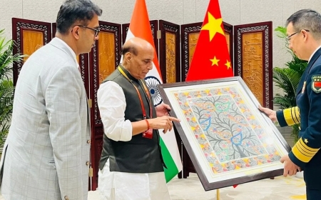 “राजनाथ सिंह ने चीनी रक्षामंत्री को मधुबनी पेंटिंग गिफ्ट की — ‘ट्री ऑफ लाइफ’ से बढ़ा भारत की सौहार्दपूर्ण पहल”