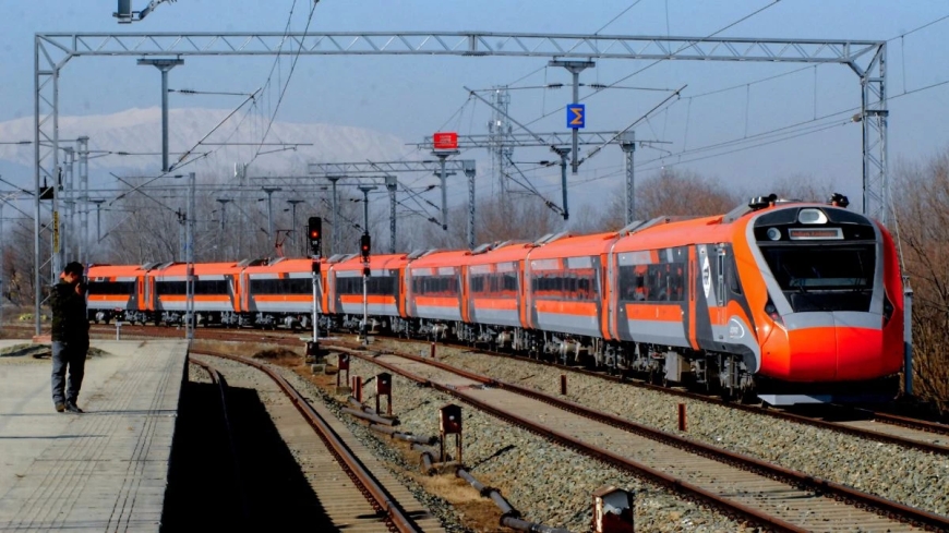 भारतीय रेलवे 1 जुलाई से यात्रियों से किराया थोड़ा बढ़ा रहा है: