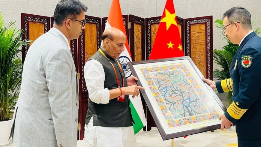 “राजनाथ सिंह ने चीनी रक्षामंत्री को मधुबनी पेंटिंग गिफ्ट की — ‘ट्री ऑफ लाइफ’ से बढ़ा भारत की सौहार्दपूर्ण पहल”