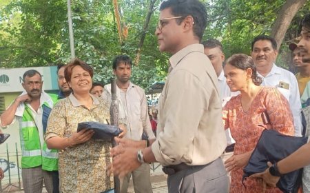 एनडीएमसी चेयरमैन ने सफाई कर्मियों, मालियों और उनके सुपरवाइजरों को रेनकोट और छाते वितरित किए।