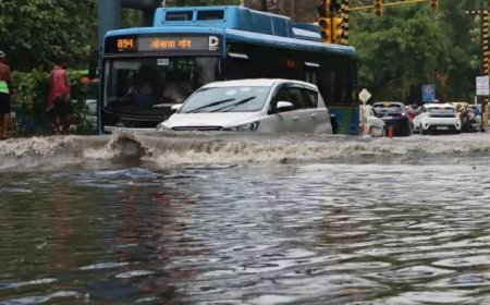 दिल्ली–NCR में आज बाढ़ जैसे हालात, सड़कों पर वाहन तैरते नजर आएं