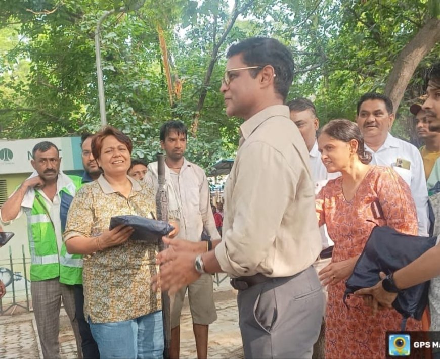 एनडीएमसी चेयरमैन ने सफाई कर्मियों, मालियों और उनके सुपरवाइजरों को रेनकोट और छाते वितरित किए।