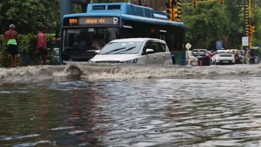 दिल्ली–NCR में आज बाढ़ जैसे हालात, सड़कों पर वाहन तैरते नजर आएं