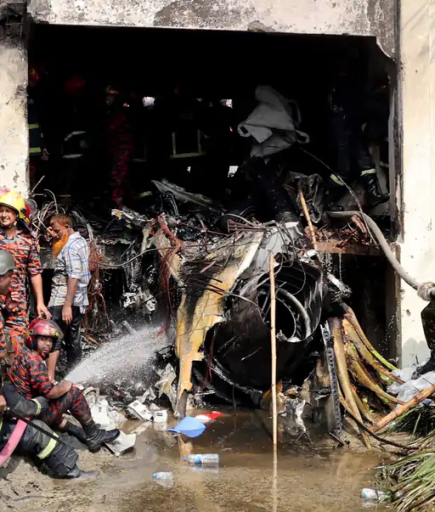 “बांग्लादेश प्लेन क्रैश में पायलट की आखिरी कोशिश: भीड़ से दूर मोड़कर स्कूल से दूर गिरा विमान”