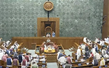 लोकसभा में विपक्ष का हंगामा, कार्यवाही शुरू होते ही स्थगित — दोपहर 2 बजे से होगी चर्चा