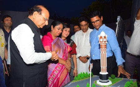 माननीय उपराज्यपाल, श्री वी.के. सक्सेना ने तालकटोरा-मंदिर मार्ग जंक्शन पर एनडीएमसी के समय स्तम्भ ( क्लॉक टावर ) का शिलान्यास किया।