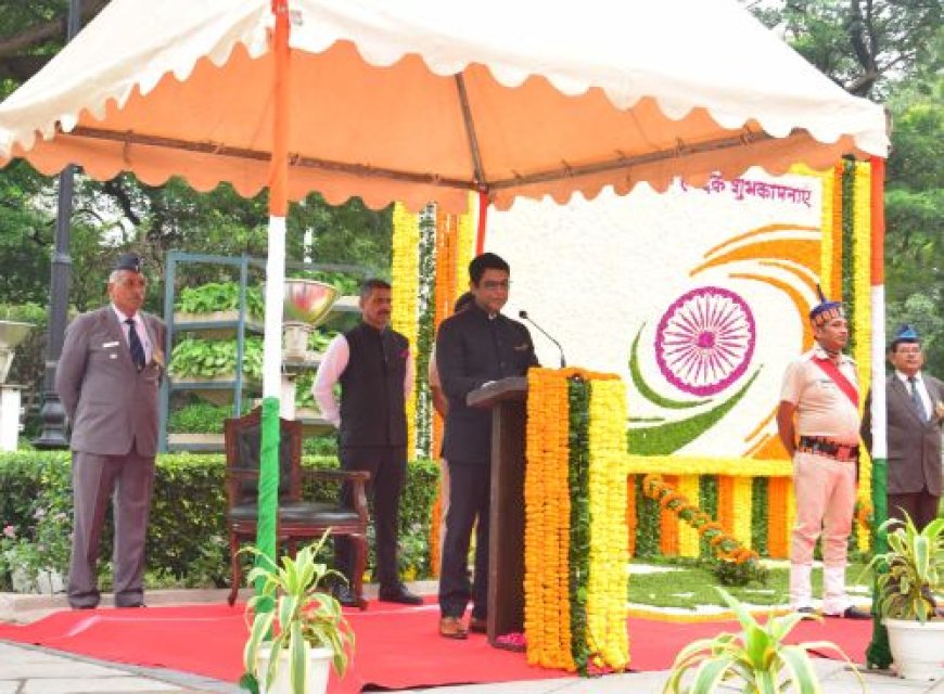 एनडीएमसी अध्यक्ष ने पालिका केंद्र में राष्ट्रीय ध्वज फहराया ।