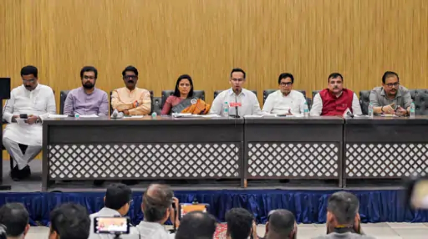 "विपक्ष I.N.D.I.A. ब्लॉक की बैठक में महाभियोग प्रस्ताव की तैयारी; मुख्य चुनाव आयुक्त ज्ञानेश कुमार पर गहराता विवाद"