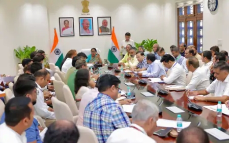 सीएम गुप्ता पति के साथ मीटिंग में पहुंचीं: सादगी और सहभागिता का अनूठा संदेश