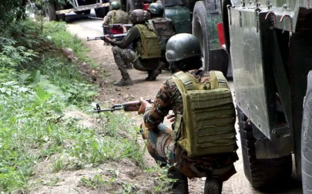 जम्मू के कुलगाम में सेना और आतंकियों के बीच मुठभेड़