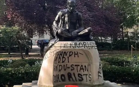 लंदन में गांधी प्रतिमा पर लिखा- गांधी-मोदी, हिंदुस्तानी टेररिस्ट