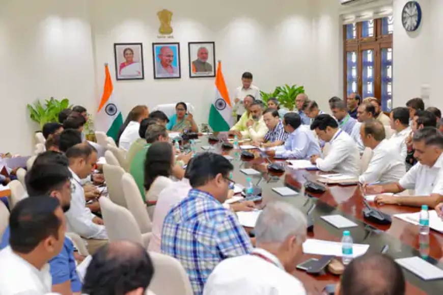 सीएम गुप्ता पति के साथ मीटिंग में पहुंचीं: सादगी और सहभागिता का अनूठा संदेश