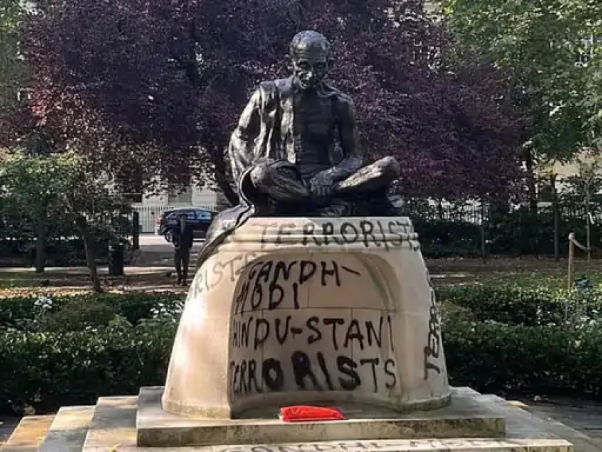 लंदन में गांधी प्रतिमा पर लिखा- गांधी-मोदी, हिंदुस्तानी टेररिस्ट