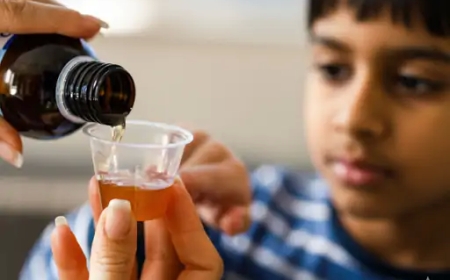 2 साल से छोटे बच्चों को कफ सिरप देने से बचें: स्वास्थ्य विशेषज्ञों की चेतावनी