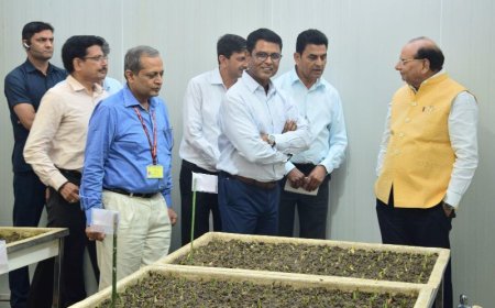 माननीय उपराज्यपाल - दिल्ली ने लोधी गार्डन स्थित एनडीएमसी के ट्यूलिप विकास एवं भंडारण कक्ष का दौरा किया,