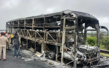 आंध्र प्रदेश में चलती बस में लगी भीषण आग, 20 यात्रियों की दर्दनाक मौत