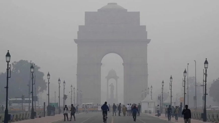 दिल्ली में AQI लेवल 400 पार — दम घोंटने वाली हवा से बढ़ी चिंता, अस्थमा और एलर्जी के मरीजों की संख्या में इज़ाफा