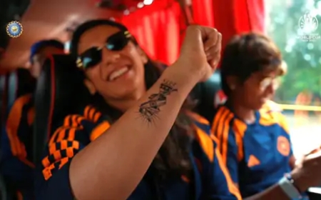 वर्ल्डकप जीतने के बाद हरमनप्रीत–स्मृति ने ट्रॉफी का टैटू बनवाया