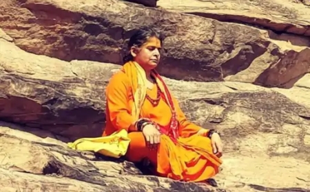 कभी ग्लैमर की दुनिया में चमकने वाली एक्ट्रेस नूपुर आज भीख मांगकर गुज़ारा कर रही हैं—संघर्ष, अकेलापन और टूटी उम्मीदों की दर्दभरी कहानी