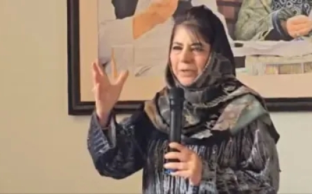 महबूबा मुफ्ती का बयान—“कश्मीर की परेशानी लाल किले के सामने गूंजी”