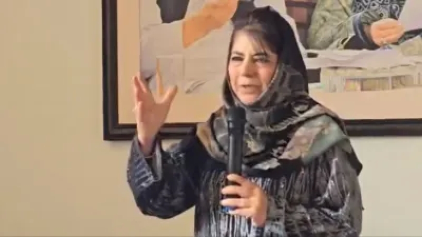 महबूबा मुफ्ती का बयान—“कश्मीर की परेशानी लाल किले के सामने गूंजी”