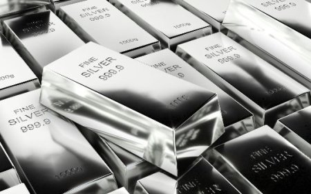 चांदी के भाव में लगातार तीसरे दिन गिरावट: वैश्विक संकेतों, डॉलर मजबूती और निवेश धारणा का असर