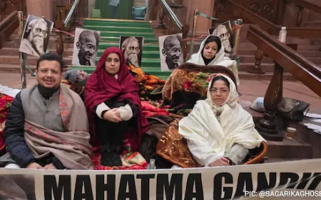 संसद की सीढ़ियों पर लोकतंत्र की रात, सांसदों ने रातभर दिया धरना