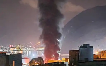 सऊदी अरब का यमन के मुकल्ला पोर्ट पर हवाई हमला: क्षेत्रीय तनाव, रणनीतिक हित और मानवीय चिंताएं