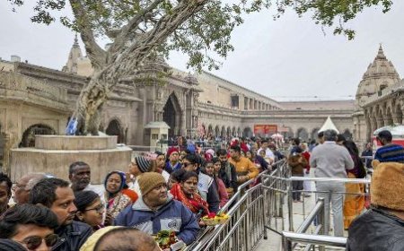 नया साल 2026: काशी–अयोध्या–वृंदावन में उमड़ा आस्था का सैलाब, 10 लाख श्रद्धालु, 3 किमी लंबी कतारें