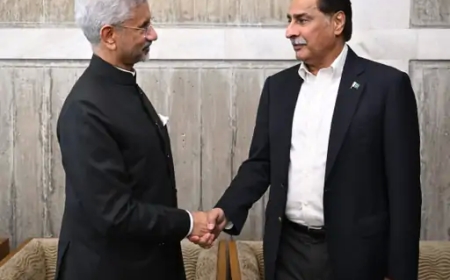 जयशंकर ने पाकिस्तानी संसद के स्पीकर से हाथ मिलाया: कूटनीतिक शिष्टाचार या बदले संकेतों की शुरुआत