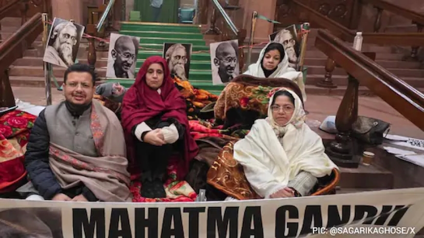 संसद की सीढ़ियों पर लोकतंत्र की रात, सांसदों ने रातभर दिया धरना