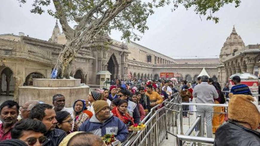 नया साल 2026: काशी–अयोध्या–वृंदावन में उमड़ा आस्था का सैलाब, 10 लाख श्रद्धालु, 3 किमी लंबी कतारें