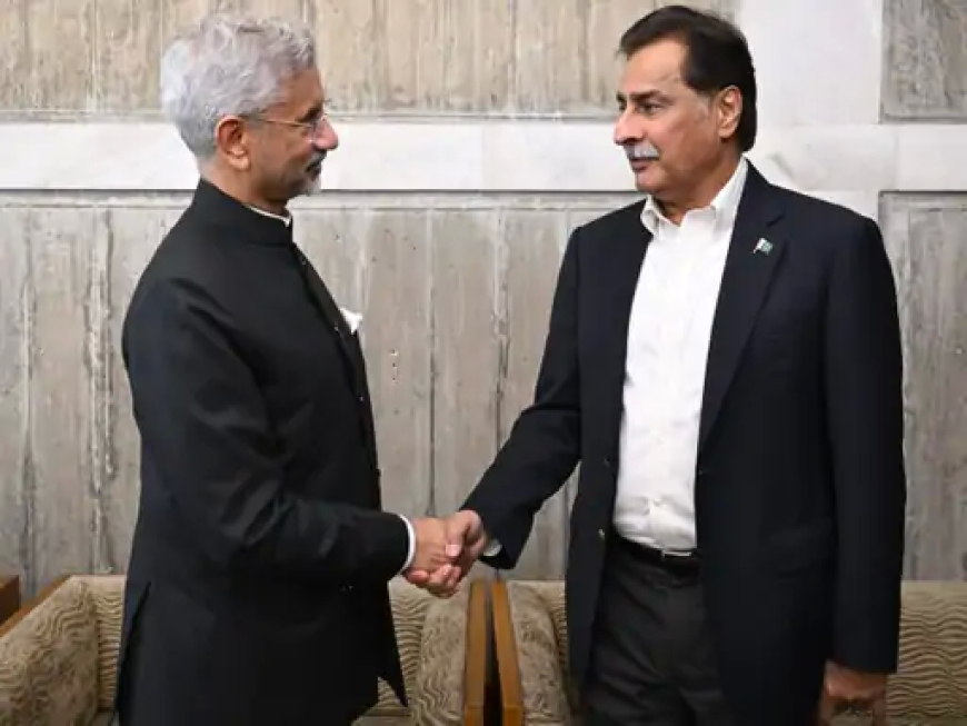 जयशंकर ने पाकिस्तानी संसद के स्पीकर से हाथ मिलाया: कूटनीतिक शिष्टाचार या बदले संकेतों की शुरुआत