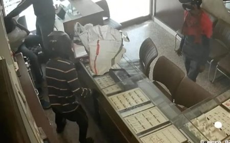 हैदराबाद में ज्वेलरी शॉप पर सनसनीखेज वारदात, पिस्तौल और कुल्हाड़ी लेकर घुसे बदमाश