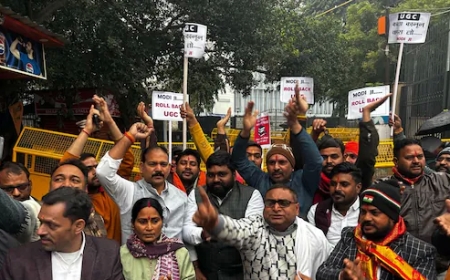 नए UGC नियमों के खिलाफ उबाल – दिल्ली यूनिवर्सिटी के बाहर छात्रों-शिक्षकों का प्रदर्शन