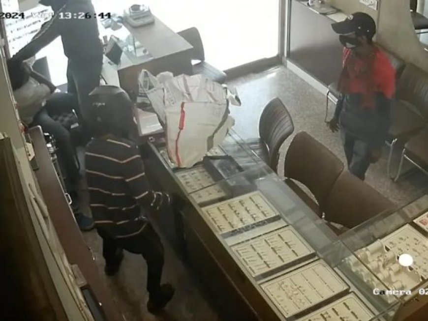 हैदराबाद में ज्वेलरी शॉप पर सनसनीखेज वारदात, पिस्तौल और कुल्हाड़ी लेकर घुसे बदमाश