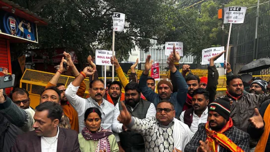 नए UGC नियमों के खिलाफ उबाल – दिल्ली यूनिवर्सिटी के बाहर छात्रों-शिक्षकों का प्रदर्शन