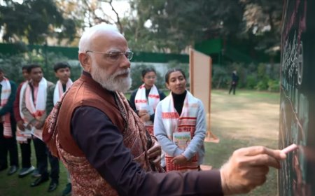 ‘परीक्षा पे चर्चा’ में प्रधानमंत्री का खास अंदाज़, बच्चों को पहनाए असम के पारंपरिक गमछे