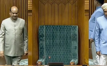 लोकसभा स्पीकर के खिलाफ अविश्वास प्रस्ताव का नोटिस पेश, संसद में बढ़ी सियासी हलचल