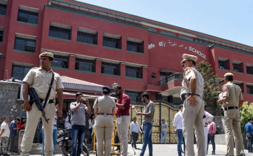 संसद और दिल्ली के स्कूलों में बम की धमकी, सुरक्षा अलर्ट के बीच जांच तेज