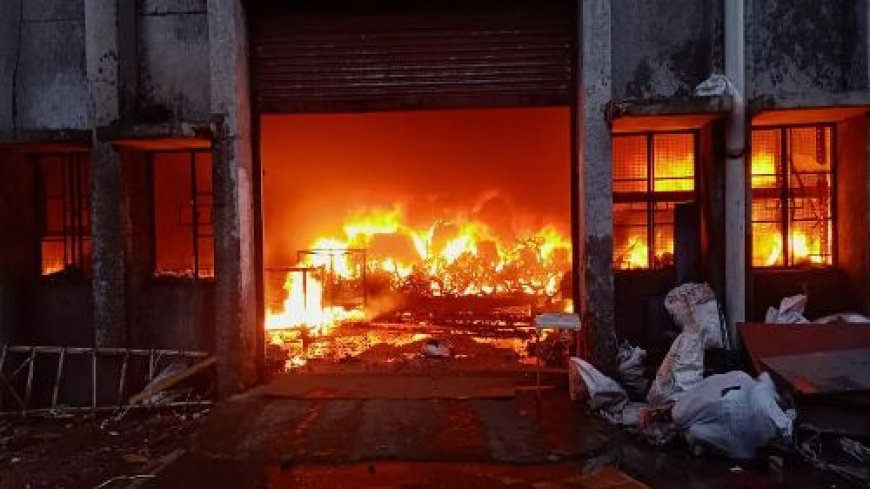 गाजियाबाद के साहिबाबाद में प्लास्टिक फैक्ट्री में भीषण आग, रेस्क्यू ऑपरेशन जारी