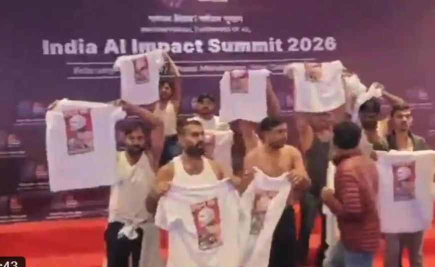 AI समिट में यूथ कांग्रेस का टी-शर्ट उतारकर प्रदर्शन: कार्यक्रम के बीच हुआ हंगामा