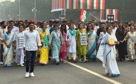 बंगाल SIR विवाद: कोलकाता में धरने पर बैठीं ममता बनर्जी, केंद्र पर साधा निशाना