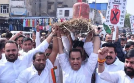 गैस संकट को लेकर कांग्रेस का प्रदर्शन, BJP मुख्यालय का किया घेराव