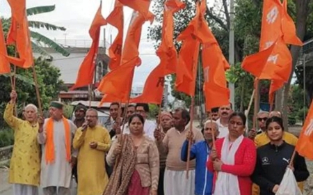 “सनातनी नववर्ष पर हनुमत धाम में आस्था का सैलाब: निकली भव्य ध्वज यात्रा”