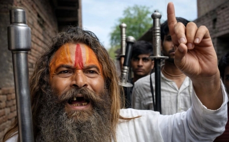 “मथुरा में बवाल: ‘फरसे वाले बाबा’ की मौत के बाद भड़की हिंसा, पुलिस पर पथराव”